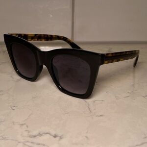 Stylish Black and Tortoise Sunglasses